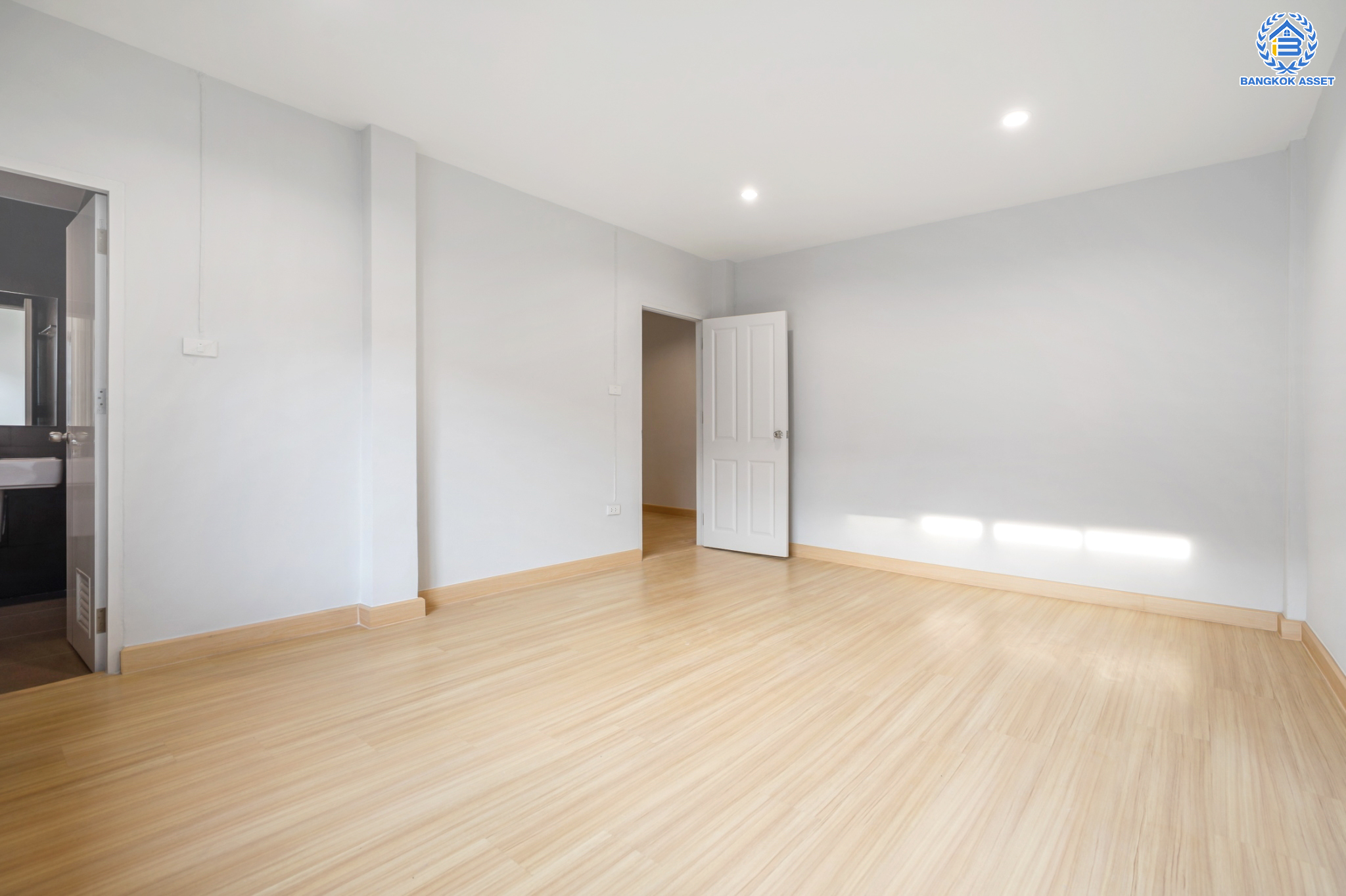 บ้านมือสองตกแต่งใหม่ ม.พิบูลย์การ์เด้นวิลล์ พิบูลย์สงคราม-พระราม5 ทาวน์โฮม 3 ชั้น หลังใหญ่! เนื้อที่ 26.1 ตร.ว. ฟังก์ชัน 4 ห้องนอน 5 ห้องน้ำ (มีห้องน้ำในตัวทุกห้อง) จอดรถได้ 2 คัน บนสุดยอดทำเล! เชื่อมถนนพิบูลย์สงคราม, วงศ์สว่าง, นครอินทร์ และติวานนท์ ใกล้จุดขึ้นทางด่วนศรีรัช-วงแหวนรอบนอก ใกล้รถไฟฟ้า "สถานีแยกติวานนท์"